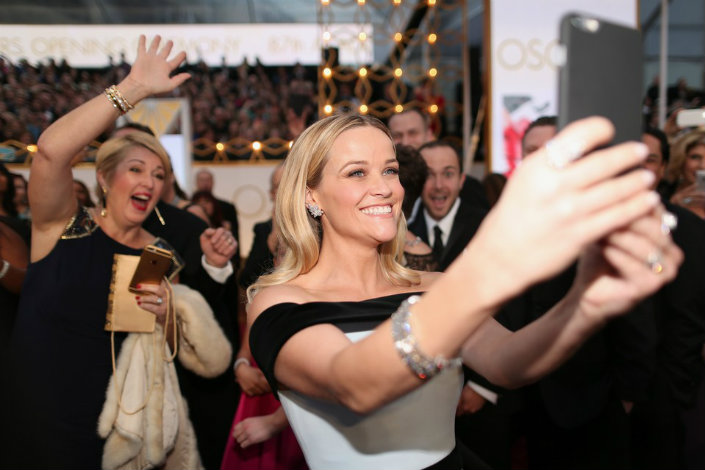 Oscars 2015 Best moments - A full report of Academy Awards highlights-Reese Whiterspoon taking a selfie