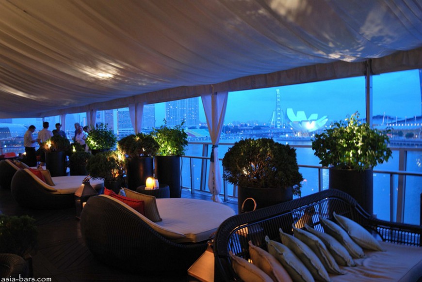 Discover the rooftop bar at The Fullerton Bay Hotel