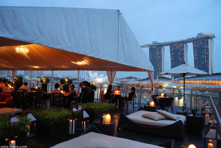 Discover the rooftop bar at The Fullerton Bay Hotel