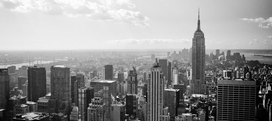 "New York City is a nightlife capital, with some of the bars in the country clustered around bustling neighborhoods. So we decided to make a selection with the best New York Bar’s. In this list we can find Bar’s which make difference with their offer, their design or simply their ambiance"