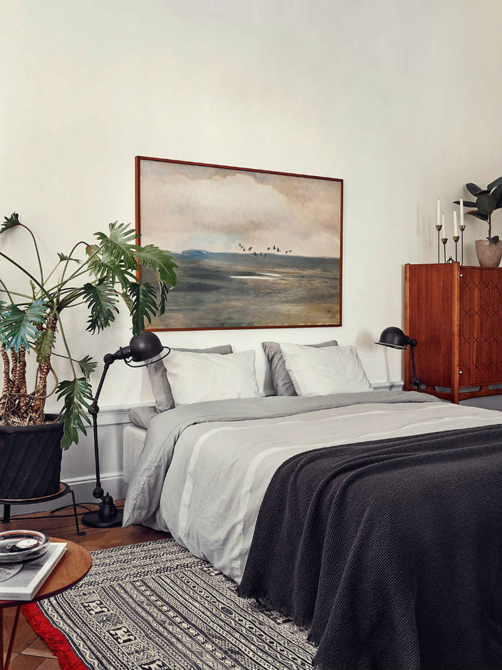 10 OF THE MOST BEAUTIFUL BEDROOM LAMPS WE'VE EVER SEEN Stunning-Stockholm-Apartment-Joanna-Laven-Yellowtrace-08