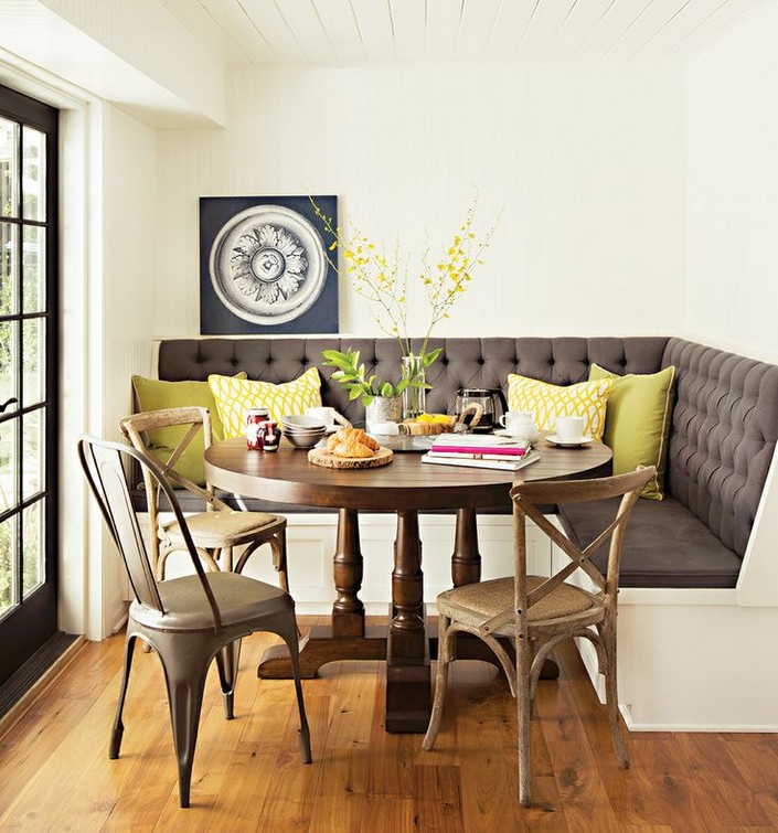 How to Set Up a Round Dining Table