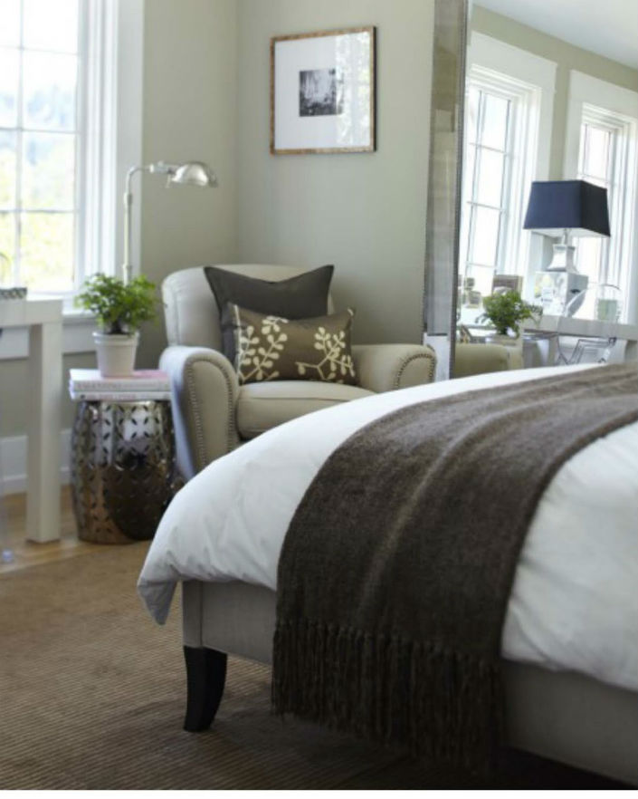 DECORATING A MASTER BEDROOM WITH SIDE CHAIR