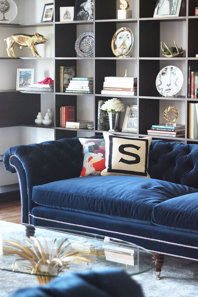 How To Decorate A Blue Velvet Sofa 1, How To Decorate With A Blue Velvet Sofa