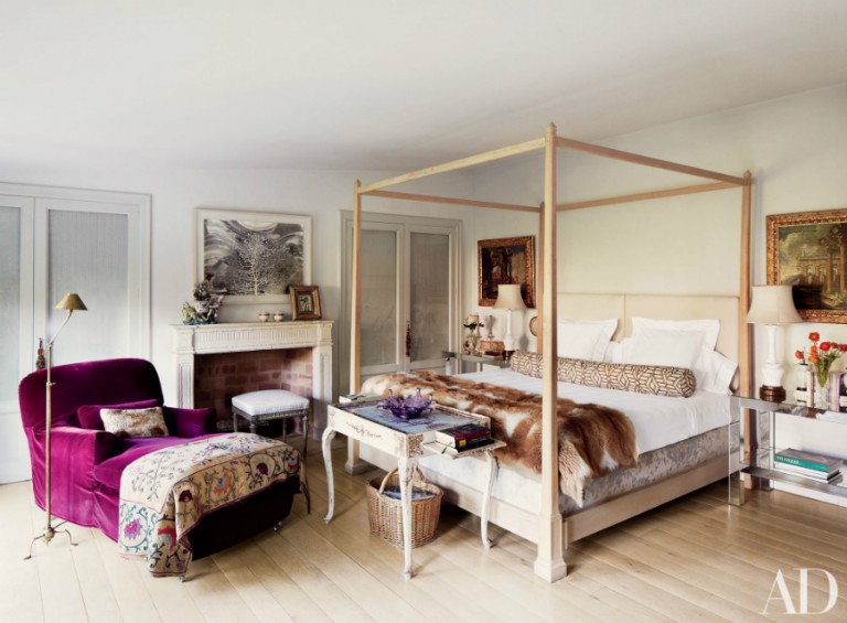 López-Quesada designed the oak four-poster and the Parsons-style ...