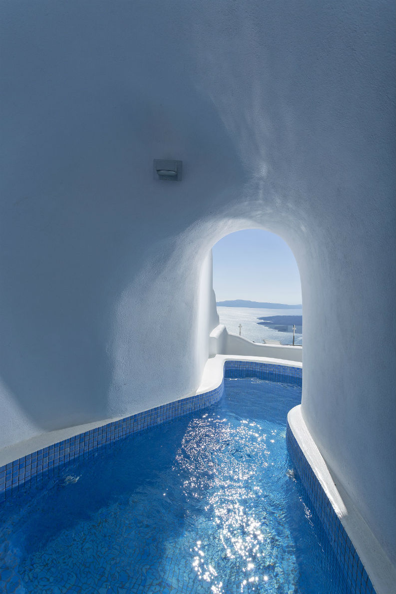 20 Best Hotels With Astonishing Pools To Swim in During your Holidays