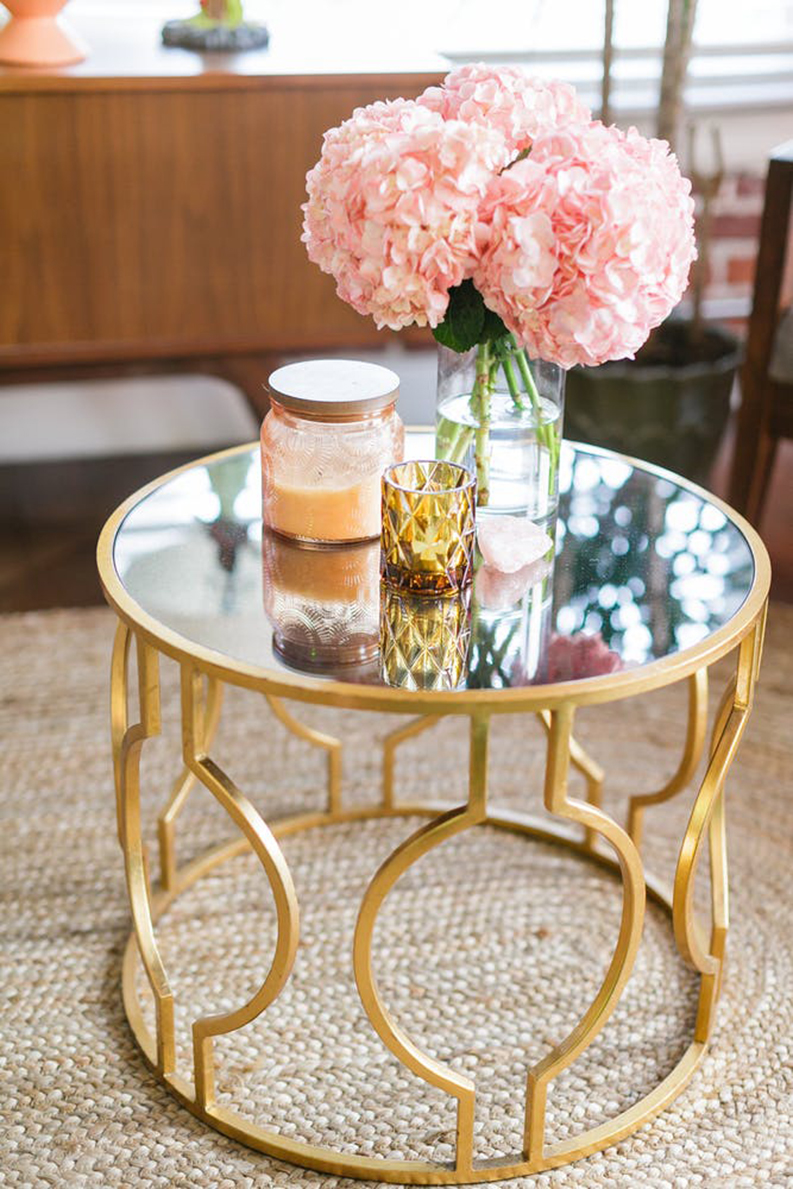 The tropical interior design of a Colourful Apartment in LA