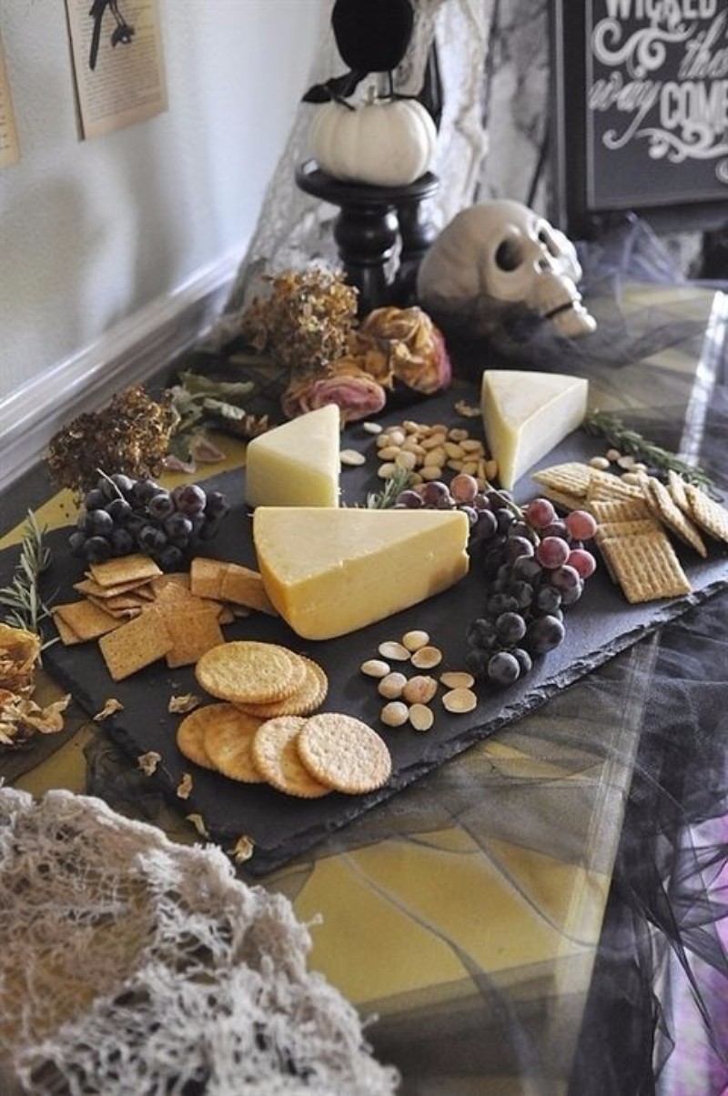 10 Halloween interior design tips that are both Chic and Spooky. Interior Design Ideas. Halloween Party decor. Halloween Decoration. #halloweenpartydecor #interiordesigntips #diningroomideas Get inspired every day: https://goo.gl/y85kv9