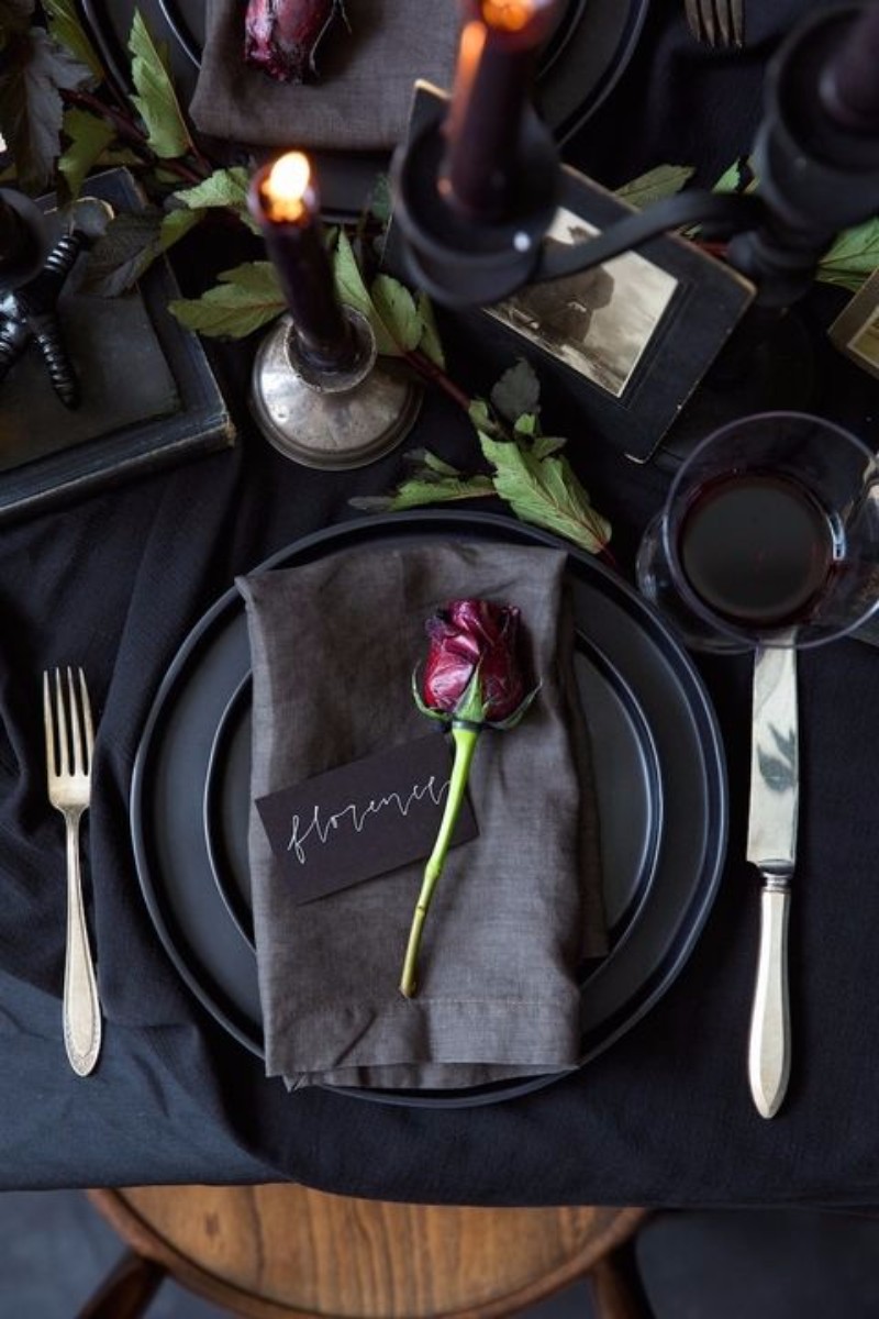 10 Halloween interior design tips that are both Chic and Spooky. Interior Design Ideas. Halloween Party decor. Halloween Decoration. #halloweenpartydecor #interiordesigntips #diningroomideas Get inspired every day: https://goo.gl/y85kv9
