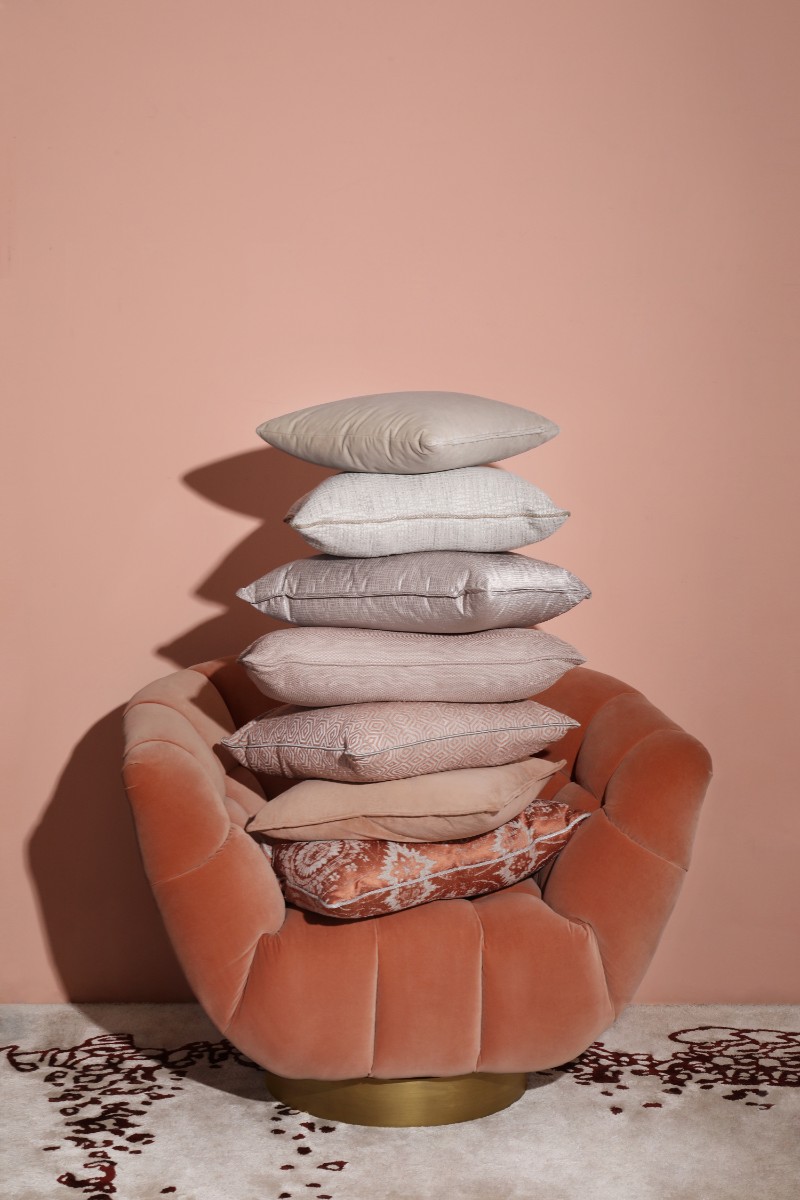 Top 10 Show-stopper Modern Pillows For Your Home Decor
