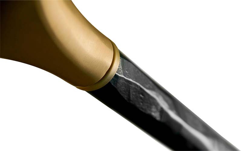 HORUS Zeitgenössisches Messing Kronleuchter-Design von BRABBU%2C die als Wohnzimmerlampe verwendet werden kann%2C reflektiert Licht an jede Ecke eines zeitgenössischen oder modernen Wohndekores.